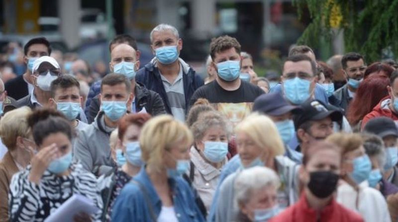 Coadă la vaccinare. Personalul medical a rămas fără seringi la începutul maratonului de vaccinare