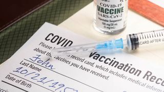 VIDEO - Coadă la vaccinare. Personalul medical a rămas fără seringi la începutul maratonului de vaccinare