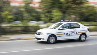 Cinci indivizi care au blocat traficul și care au vandalizat două mașini, au fost reținuți