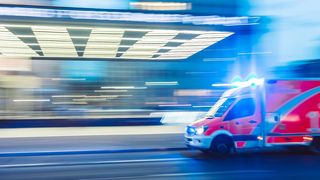 O fetiță de doi ani a căzut de la etajul unui bloc din Mioveni. A fost transportată la spital cu multiple traumatisme