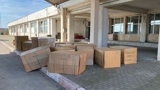 Polițiștii de frontieră au descoperit 3,3 tone de tutun neprelucrat &icirc;ntr-un TIR cu piese auto. Un cetăţean leton cercetat pentru contrabandă