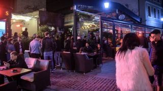 A fost ultima noapte de distracție &icirc;nainte de carantina de noapte. Petrecăreţii au stat la cozi imense pentru a intra &icirc;n cluburi