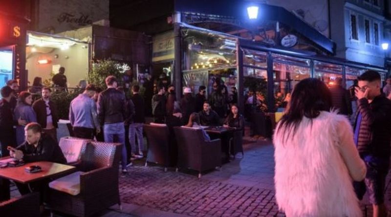 A fost ultima noapte de distracție înainte de carantina de noapte. Petrecăreţii au stat la cozi imense pentru a intra în cluburi