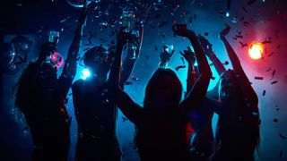 A fost ultima noapte de distracție înainte de carantina de noapte. Petrecăreţii au stat la cozi imense pentru a intra în cluburi