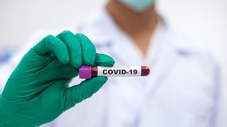 Pacienții cu simptome COVID din Reșița refuză testarea și se tratează după rețete de pe internet