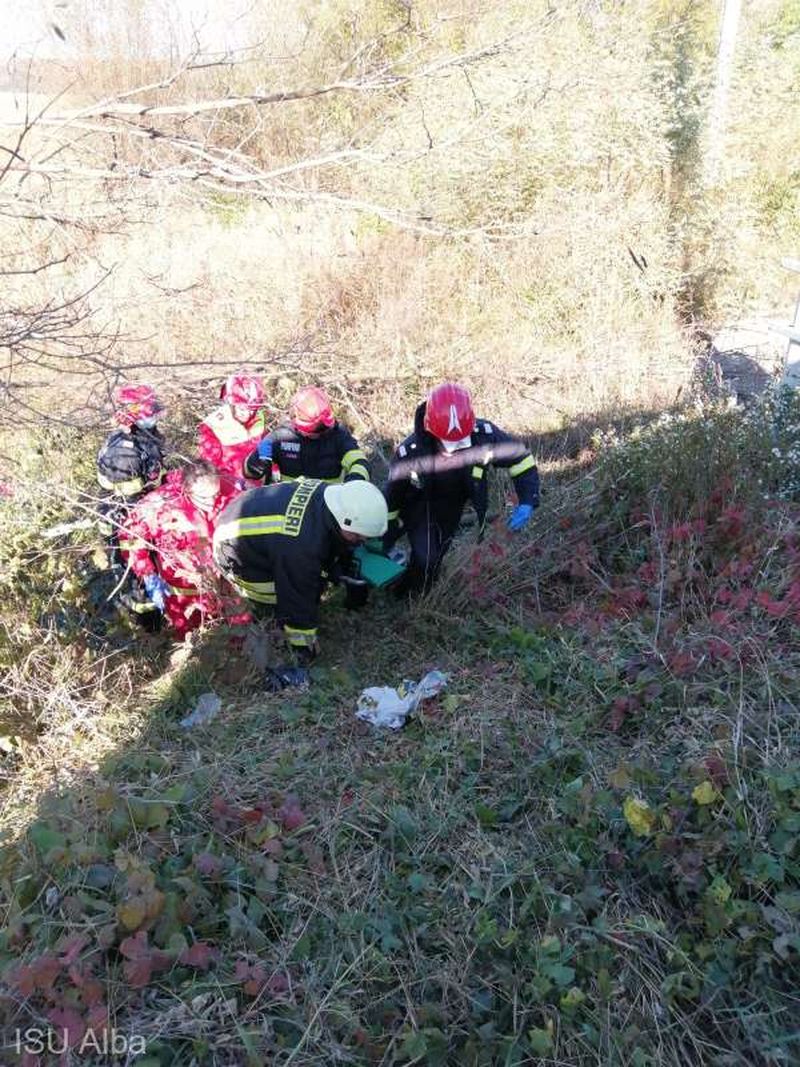 Accident grav în județul Alba. O tânără a ajuns la spital, după ce s-a răsturnat cu mașina