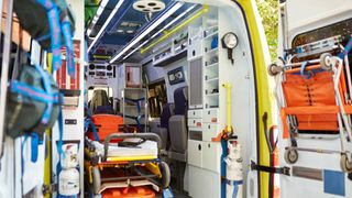 Accident grav în județul Alba. O tânără a ajuns la spital, după ce s-a răsturnat cu mașina