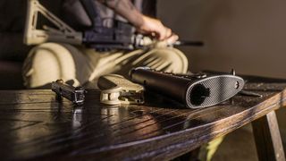 Un bărbat din Neamț s-a sinucis cu un pistol cu bile. Mama acestuia l-a descoperit fără suflare