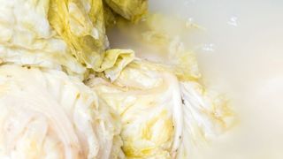 Rețeta bunicii de varză murată la butoi pentru iarnă