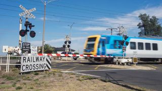 VIDEO| Un șofer de autocar a fost filmat în timp ce rupea barierele lăsate la o trecere la nivel cu calea ferată