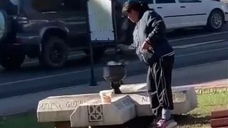 Monumentul din faţa Universităţii de Medicină din Iași, folosit pe post de aragaz. O femeie a pregătit mâncarea la flacăra veșnică