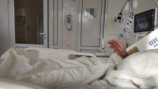 Pacienții bolnavi de COVID-19 au primi plăpumi, iar cei internaţi la Terapie Intensivă se încălzesc cu pături electrice la Timișoara