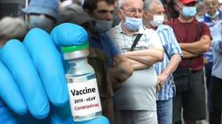 VIDEO | Coadă imensă la vaccinare, în Piața Obor din București
