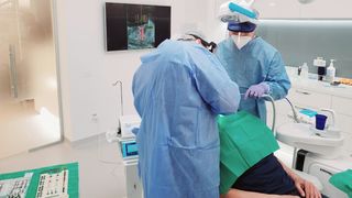 Află de la specialiștii Omnia Dental ce trebuie să știi pentru a nu amâna intervenția de implant dentar