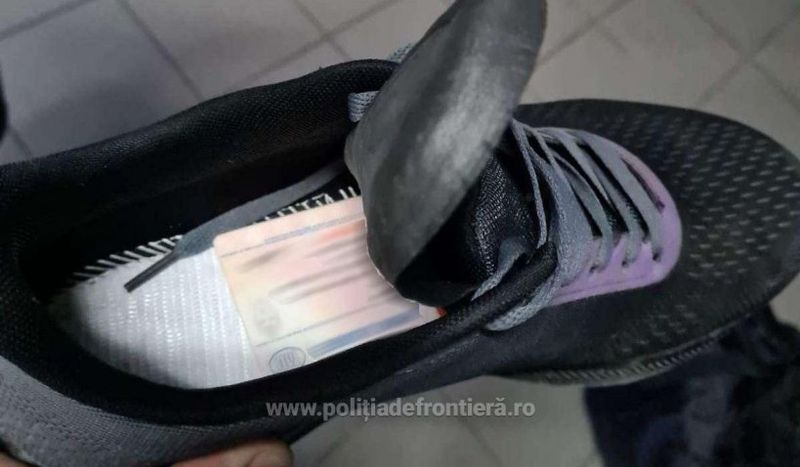 Un tânăr a fost prins în vama Sculeni cu un permis fals, ascuns în încălțări