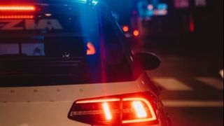 Trei români au încercat să lovească cu mașina un polițist, la Roma. Autoritățile l-au reținut pe unul dintre ei și îi caută pe ceilalți doi