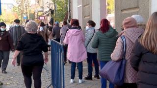 VIDEO | Ultima zi de pelerinaj la moaștele Sf. Dumitru a &icirc;nsemnat o coadă de peste 2 kilometri printre mașini și stații de autobuz