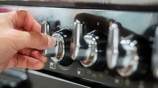 Se &icirc;ncălzeau la aragaz