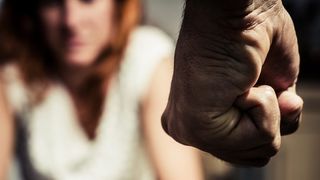 Femeie bătută în plină stradă de fostul iubit, la Arad