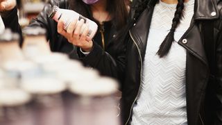 Supermarketurile care adăpostesc și magazine cu haine au găsit o metodă prin care pot fenta legea! Intrare specială pentru clienții nevaccinați