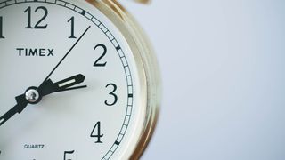 Rom&acirc;nii trec la ora de iarnă. Ceasurile se dau &icirc;napoi cu o oră &icirc;n noaptea de s&acirc;mbătă spre duminică