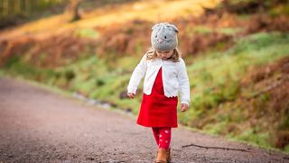 O fetiţă de trei ani a căzut de la etajul patru al blocului în care locuieşte, în Timișoara