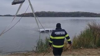 VIDEO| Doi pescari au reușit să se salveze la limită, în timp ce maşina în care dormeau a plecat la vale, scufundându-se în apă