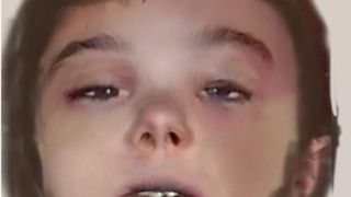 Criminaliștii au &icirc;ntocmit portretul robot al fetiței incendiate din Arad. Noi detalii șocante descoperite de anchetatori