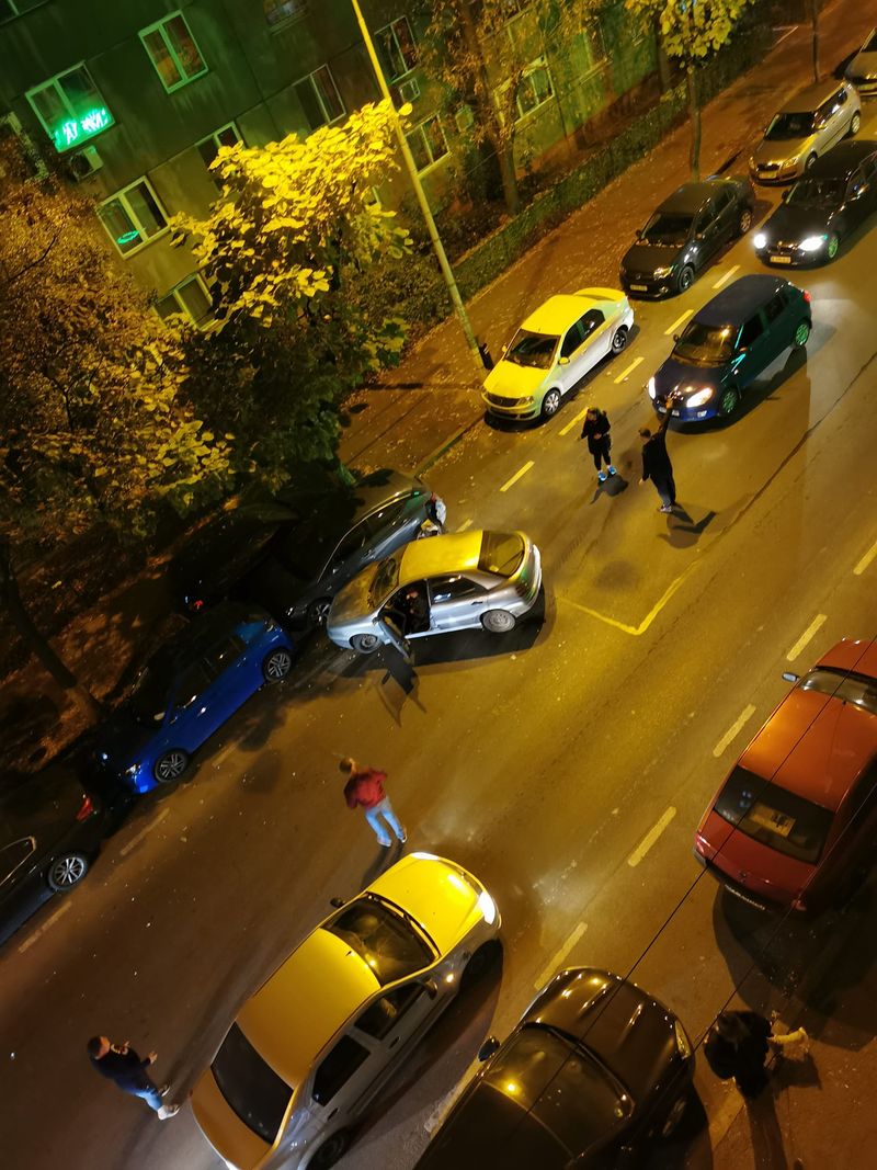 O șoferiță de 74 de ani băută a produs un real dezastru în trafic, după ce a distrus cinci mașini parcate