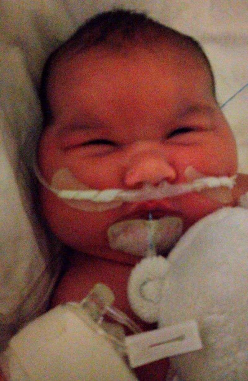 Un bebeluş de peste 6 kilograme a fost născut în Marea Britanie şi a intrat direct pe locul 3 în topul celor mai grei nou-născuţi din Regatul Unit