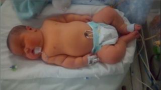 VIDEO | Un bebeluş de peste 6 kilograme a fost născut &icirc;n Marea Britanie şi a intrat direct pe locul 3 &icirc;n topul celor mai grei nou-născuţi din Regatul Unit