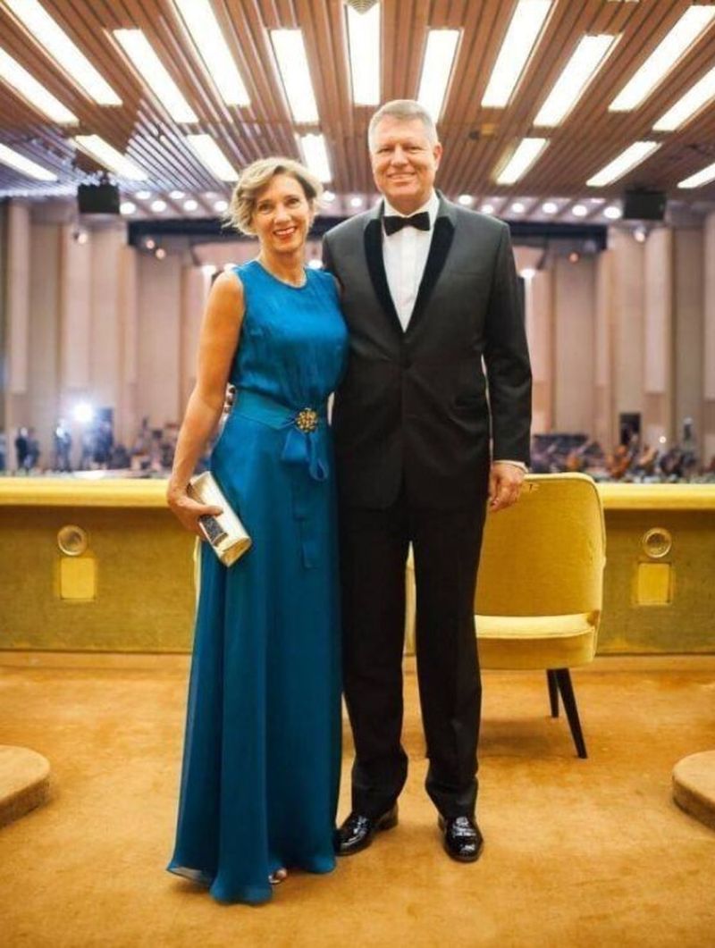 Carmen Iohannis împlinește 61 de ani. Cum arăta în tinerețe Prima Doamnă a României