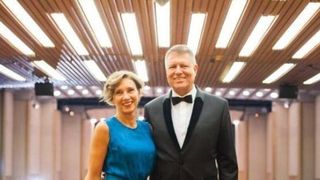 Carmen Iohannis &icirc;mplinește 61 de ani. Cum arăta &icirc;n tinerețe Prima Doamnă a Rom&acirc;niei