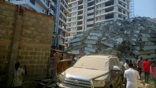 Un bloc de 20 de etaje s-a prăbușit în Nigeria. Peste 100 de oameni sunt dați dispăruți
