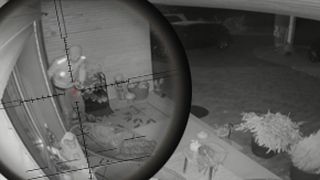 VIDEO | Hoțul care a terorizat un întreg cartier din Bistrița. Individul, surprins de camerele de supraveghere în timp ce fura din mai multe locuri