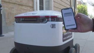 Roboții livratori de mâncare fac senzație pe străzile din lume