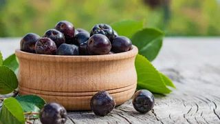 Sucul de aronia — o minune a naturii cu zeci de beneficii pentru sănătate