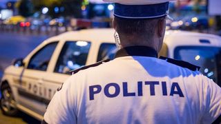 Un polițist a fost filmat în timp ce lovește un bărbat bolnav în fața unui supermarket din Sălaj