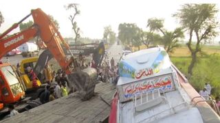 Autobuz căzut în prăpastie: cel puțin 26 de morți, în Pakistan