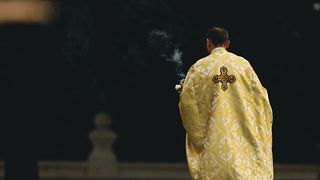 Un preot din Alba ar fi oficiat mai multe slujbe deși se afla în izolare. Duhovnicul este acum cercetat