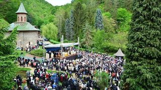 Înșelătorie de 28.000 de euro. 100 de credicioși din Neamț au fost păcăliți că vor merge într-un pelerinaj, iar banii au fost virați prin intermediul parohiei