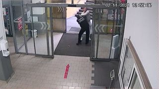 VIDEO | Scene greu de privit! Un polițist, bătut crunt de un individ căruia i-a cerut să poarte masca de protecție