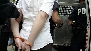 O ieșeancă a fost reținută de polițiști pentru pentru pornografie infantilă, complicitate la viol şi tentativă de trafic de minori