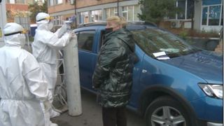 VIDEO | „Lumea moare în mașini!” Imagini șocante filmate în Buzău! Bolnavii care ajung în stare gravă la Spitalul de Urgenţă primesc oxigen în maşinile personale, din cauza lipsei de locuri