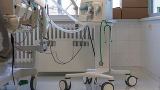 Pacienții cu COVID primesc oxigen direct de la tuburile ataşate maşinilor personale sau ambulanţelor