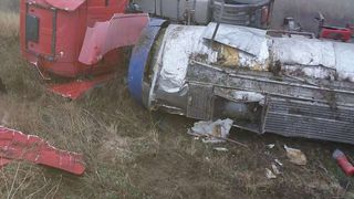 Traficul a fost blocat timp de două ore între Dăneasa și Radomirești. O cisternă a trebuit să fie pusă înapoi pe roți