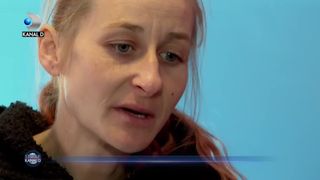 Cu picioarele goale în drum spre școală