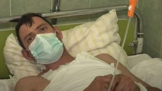 Un bărbat a fost înjunghiat de către iubita sa. Medicii i-au cusut inima în timp ce bătea
