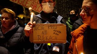 O femeie a murit pentru că nu a putut face avort. Legile anti-avort din Polonia scot oamenii în stradă