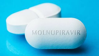 Molnupiravir, tratamentul oral antiviral pentru COVID-19 a primit autorizația Marii Britanii de a fi distribuit pe piață